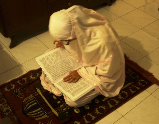 Wanita Indonesia Reading Quran